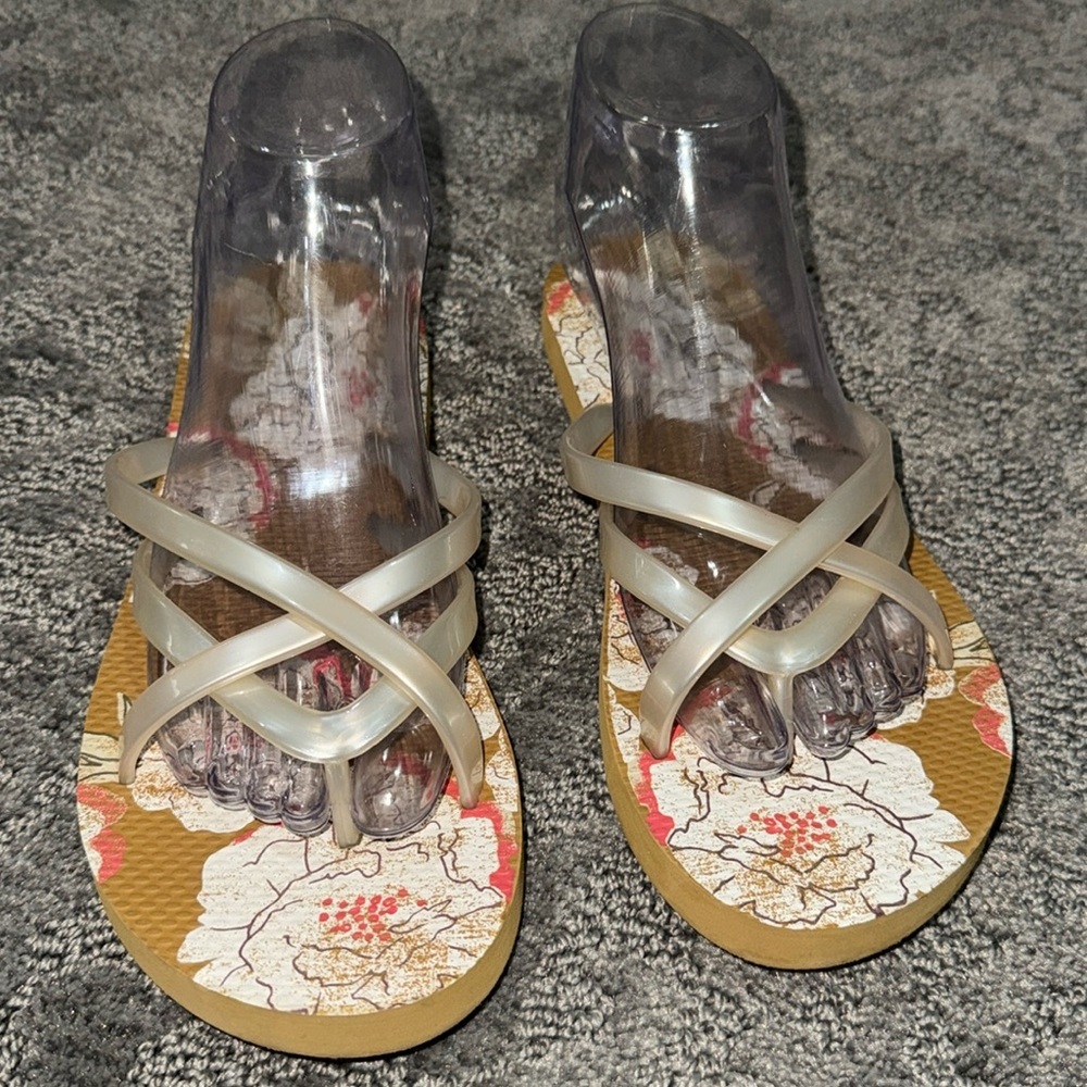 •Joyfolie flip flops•